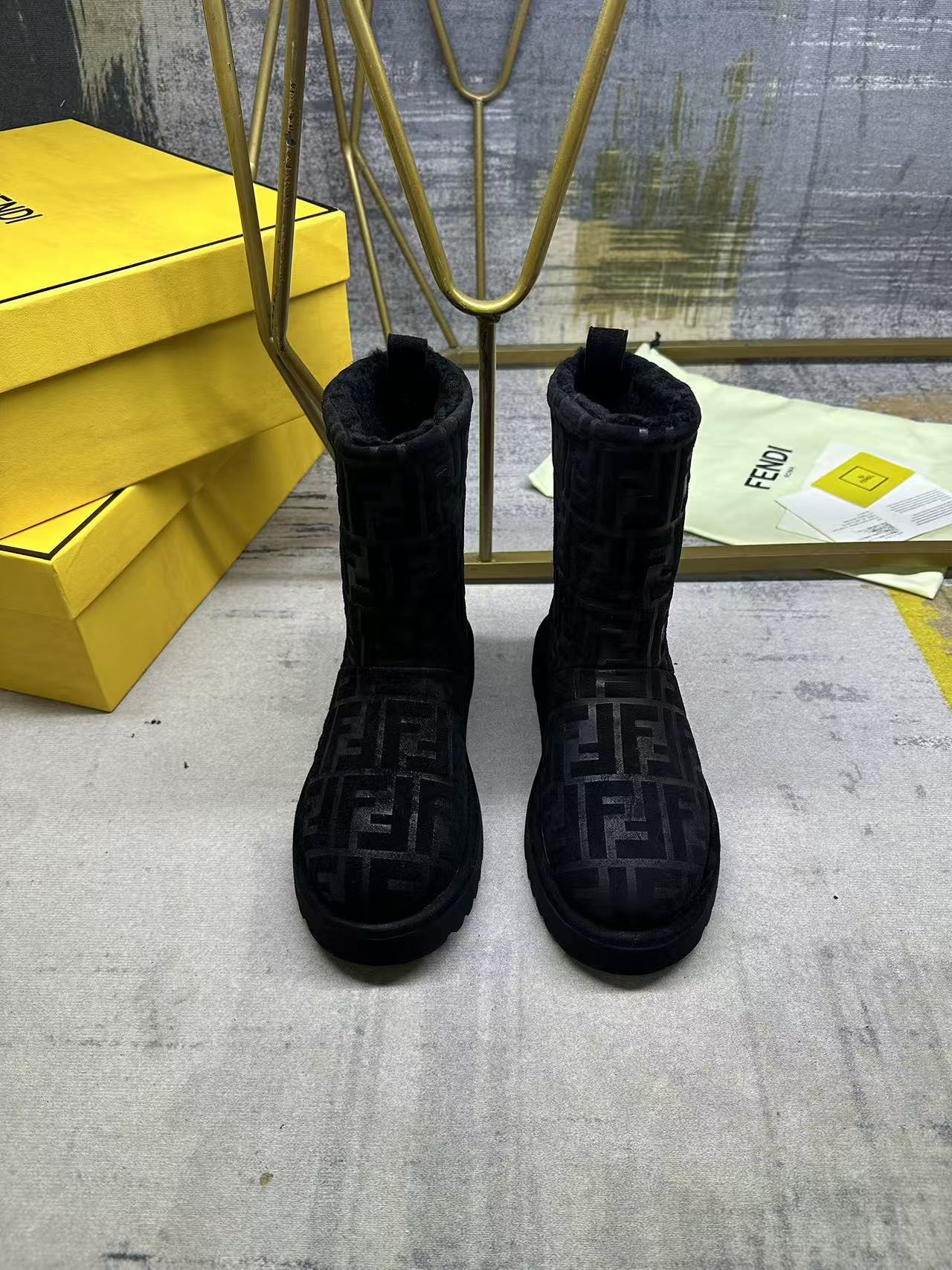 L BOOTS